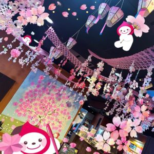 館内も桜色